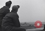 Immagine di Avieri del 334 Squadrone scene di staging a airfield Il Debden Inghilterra, 1945, secondo 18 filmato di repertorio 65675034696