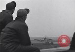 Immagine di Avieri del 334 Squadrone scene di staging a airfield Il Debden Inghilterra, 1945, secondo 19 filmato di repertorio 65675034696