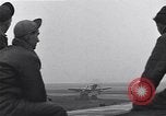 Immagine di Avieri del 334 Squadrone scene di staging a airfield Il Debden Inghilterra, 1945, secondo 20 filmato di repertorio 65675034696