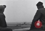 Immagine di Avieri del 334 Squadrone scene di staging a airfield Il Debden Inghilterra, 1945, secondo 21 filmato di repertorio 65675034696