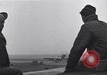 Immagine di Avieri del 334 Squadrone scene di staging a airfield Il Debden Inghilterra, 1945, secondo 22 filmato di repertorio 65675034696