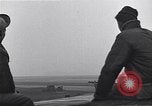 Immagine di Avieri del 334 Squadrone scene di staging a airfield Il Debden Inghilterra, 1945, secondo 24 filmato di repertorio 65675034696