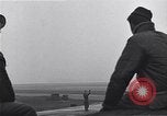 Immagine di Avieri del 334 Squadrone scene di staging a airfield Il Debden Inghilterra, 1945, secondo 28 filmato di repertorio 65675034696