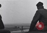 Immagine di Avieri del 334 Squadrone scene di staging a airfield Il Debden Inghilterra, 1945, secondo 29 filmato di repertorio 65675034696