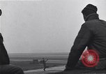 Immagine di Avieri del 334 Squadrone scene di staging a airfield Il Debden Inghilterra, 1945, secondo 30 filmato di repertorio 65675034696