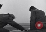 Immagine di Avieri del 334 Squadrone scene di staging a airfield Il Debden Inghilterra, 1945, secondo 31 filmato di repertorio 65675034696