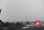 Immagine di Avieri del 334 Squadrone scene di staging a airfield Il Debden Inghilterra, 1945, secondo 32 filmato di repertorio 65675034696