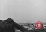 Immagine di Avieri del 334 Squadrone scene di staging a airfield Il Debden Inghilterra, 1945, secondo 33 filmato di repertorio 65675034696