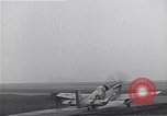 Immagine di Avieri del 334 Squadrone scene di staging a airfield Il Debden Inghilterra, 1945, secondo 35 filmato di repertorio 65675034696