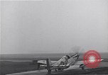 Immagine di Avieri del 334 Squadrone scene di staging a airfield Il Debden Inghilterra, 1945, secondo 36 filmato di repertorio 65675034696