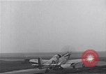 Immagine di Avieri del 334 Squadrone scene di staging a airfield Il Debden Inghilterra, 1945, secondo 37 filmato di repertorio 65675034696