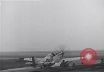 Immagine di Avieri del 334 Squadrone scene di staging a airfield Il Debden Inghilterra, 1945, secondo 38 filmato di repertorio 65675034696