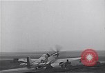 Immagine di Avieri del 334 Squadrone scene di staging a airfield Il Debden Inghilterra, 1945, secondo 39 filmato di repertorio 65675034696