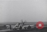 Immagine di Avieri del 334 Squadrone scene di staging a airfield Il Debden Inghilterra, 1945, secondo 40 filmato di repertorio 65675034696