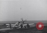 Immagine di Avieri del 334 Squadrone scene di staging a airfield Il Debden Inghilterra, 1945, secondo 41 filmato di repertorio 65675034696