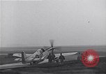 Immagine di Avieri del 334 Squadrone scene di staging a airfield Il Debden Inghilterra, 1945, secondo 42 filmato di repertorio 65675034696
