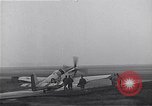 Immagine di Avieri del 334 Squadrone scene di staging a airfield Il Debden Inghilterra, 1945, secondo 43 filmato di repertorio 65675034696