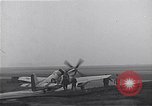 Immagine di Avieri del 334 Squadrone scene di staging a airfield Il Debden Inghilterra, 1945, secondo 44 filmato di repertorio 65675034696