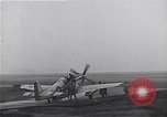 Immagine di Avieri del 334 Squadrone scene di staging a airfield Il Debden Inghilterra, 1945, secondo 45 filmato di repertorio 65675034696