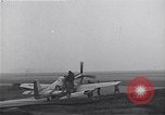 Immagine di Avieri del 334 Squadrone scene di staging a airfield Il Debden Inghilterra, 1945, secondo 46 filmato di repertorio 65675034696