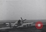Immagine di Avieri del 334 Squadrone scene di staging a airfield Il Debden Inghilterra, 1945, secondo 47 filmato di repertorio 65675034696