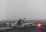 Immagine di Avieri del 334 Squadrone scene di staging a airfield Il Debden Inghilterra, 1945, secondo 48 filmato di repertorio 65675034696