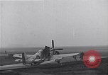 Immagine di Avieri del 334 Squadrone scene di staging a airfield Il Debden Inghilterra, 1945, secondo 49 filmato di repertorio 65675034696