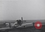 Immagine di Avieri del 334 Squadrone scene di staging a airfield Il Debden Inghilterra, 1945, secondo 51 filmato di repertorio 65675034696