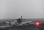 Immagine di Avieri del 334 Squadrone scene di staging a airfield Il Debden Inghilterra, 1945, secondo 52 filmato di repertorio 65675034696