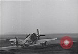 Immagine di Avieri del 334 Squadrone scene di staging a airfield Il Debden Inghilterra, 1945, secondo 53 filmato di repertorio 65675034696