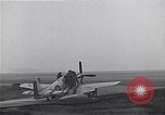 Immagine di Avieri del 334 Squadrone scene di staging a airfield Il Debden Inghilterra, 1945, secondo 54 filmato di repertorio 65675034696
