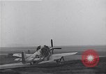 Immagine di Avieri del 334 Squadrone scene di staging a airfield Il Debden Inghilterra, 1945, secondo 55 filmato di repertorio 65675034696
