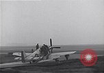 Immagine di Avieri del 334 Squadrone scene di staging a airfield Il Debden Inghilterra, 1945, secondo 56 filmato di repertorio 65675034696