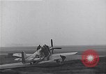 Immagine di Avieri del 334 Squadrone scene di staging a airfield Il Debden Inghilterra, 1945, secondo 58 filmato di repertorio 65675034696