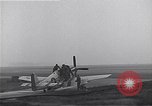 Immagine di Avieri del 334 Squadrone scene di staging a airfield Il Debden Inghilterra, 1945, secondo 59 filmato di repertorio 65675034696