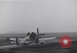 Immagine di Avieri del 334 Squadrone scene di staging a airfield Il Debden Inghilterra, 1945, secondo 60 filmato di repertorio 65675034696