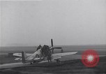 Immagine di Avieri del 334 Squadrone scene di staging a airfield Il Debden Inghilterra, 1945, secondo 61 filmato di repertorio 65675034696