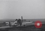 Immagine di Avieri del 334 Squadrone scene di staging a airfield Il Debden Inghilterra, 1945, secondo 62 filmato di repertorio 65675034696