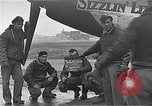 Immagine di Ufficiali di 334 USAAF Fighter Squadron parlare con gli equipaggi di terra Il Debden Inghilterra, 1945, secondo 1 filmato di repertorio 65675034697