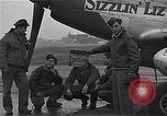Immagine di Ufficiali di 334 USAAF Fighter Squadron parlare con gli equipaggi di terra Il Debden Inghilterra, 1945, secondo 3 filmato di repertorio 65675034697