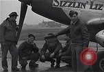 Immagine di Ufficiali di 334 USAAF Fighter Squadron parlare con gli equipaggi di terra Il Debden Inghilterra, 1945, secondo 4 filmato di repertorio 65675034697