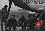 Immagine di Ufficiali di 334 USAAF Fighter Squadron parlare con gli equipaggi di terra Il Debden Inghilterra, 1945, secondo 5 filmato di repertorio 65675034697