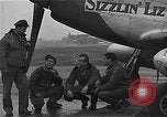 Immagine di Ufficiali di 334 USAAF Fighter Squadron parlare con gli equipaggi di terra Il Debden Inghilterra, 1945, secondo 7 filmato di repertorio 65675034697