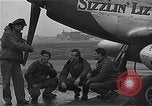 Immagine di Ufficiali di 334 USAAF Fighter Squadron parlare con gli equipaggi di terra Il Debden Inghilterra, 1945, secondo 8 filmato di repertorio 65675034697