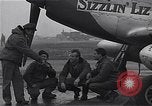 Immagine di Ufficiali di 334 USAAF Fighter Squadron parlare con gli equipaggi di terra Il Debden Inghilterra, 1945, secondo 11 filmato di repertorio 65675034697