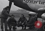 Immagine di Ufficiali di 334 USAAF Fighter Squadron parlare con gli equipaggi di terra Il Debden Inghilterra, 1945, secondo 12 filmato di repertorio 65675034697