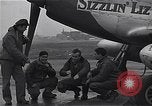 Immagine di Ufficiali di 334 USAAF Fighter Squadron parlare con gli equipaggi di terra Il Debden Inghilterra, 1945, secondo 14 filmato di repertorio 65675034697