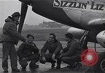 Immagine di Ufficiali di 334 USAAF Fighter Squadron parlare con gli equipaggi di terra Il Debden Inghilterra, 1945, secondo 16 filmato di repertorio 65675034697