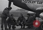 Immagine di Ufficiali di 334 USAAF Fighter Squadron parlare con gli equipaggi di terra Il Debden Inghilterra, 1945, secondo 17 filmato di repertorio 65675034697
