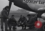 Immagine di Ufficiali di 334 USAAF Fighter Squadron parlare con gli equipaggi di terra Il Debden Inghilterra, 1945, secondo 20 filmato di repertorio 65675034697